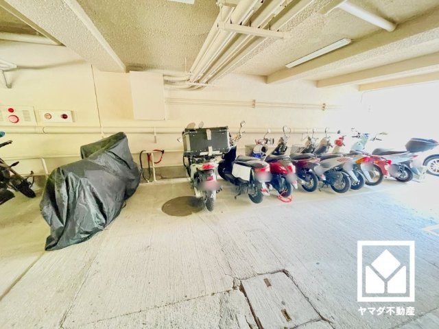 夙川ビューハイツB棟の駐輪場|屋根付きのバイク置場を設置。雨や日差しの影響を受けにくく、大切なお乗り物の保管にも便利です。