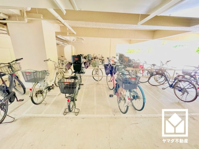 夙川ビューハイツB棟の駐輪場|屋根付きの駐輪場も備えています。しっかり区画が整理されており、使い勝手の良い設計です。