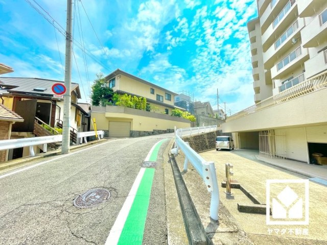 夙川ビューハイツB棟の周辺|敷地内にすべり台などの遊具を備えたプレイロットが整備されており、子育て世帯の方にもお勧めです。天気の良い日や隙間時間に気軽に利用できて、お子様が遊び疲れて寝てしまってもすぐに家へ帰れる距離感です。