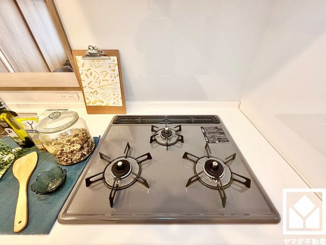 夙川ビューハイツB棟のその他|家族のごはん作りがはかどる。同時調理ができる3口コンロ付き。