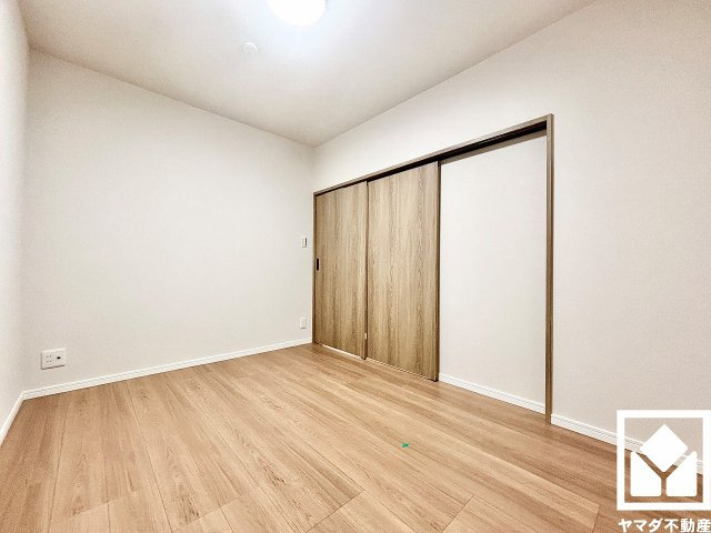 夙川ビューハイツB棟の子供部屋|約4.8帖の洋室です。お子様のお部屋などにも丁度良い広さです。独立したお部屋なのでプライベートな時間をゆったり過ごせそうです。