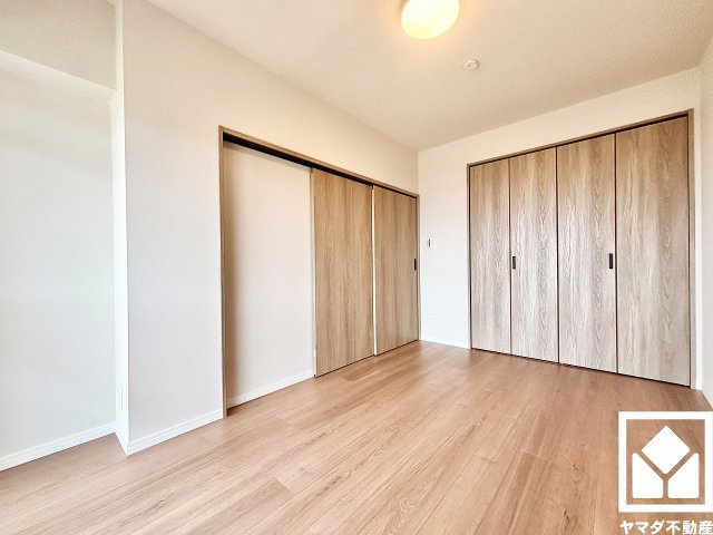 夙川ビューハイツB棟の洋室|約5.8帖の洋室です。リビングと繋がる引き戸のお部屋で、一体でのご利用も可能です。