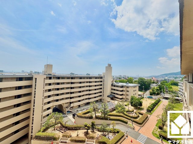 夙川ビューハイツB棟の展望|7階建て最上階につき、見晴らしの良い景色が広がります。開放感あふれる眺望と利便性が融合した住まい──穏やかな毎日をここから。