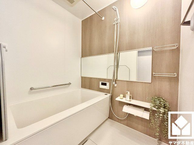 夙川ビューハイツB棟の浴室|1日の疲れを癒す浴室でゆったりリフレッシュ。ナチュラルな木目調のアクセントパネルは落ち着いた雰囲気を演出してくれます。鏡が横長なので、お子様でも見やすく便利です。