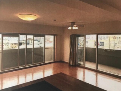 「LDK床暖房完備」高知市北本町4丁目アルファステイツ北本町3　中古マンションの居間・リビング|開放感のある窓から心地よい光が差し込む憩いの空間。
