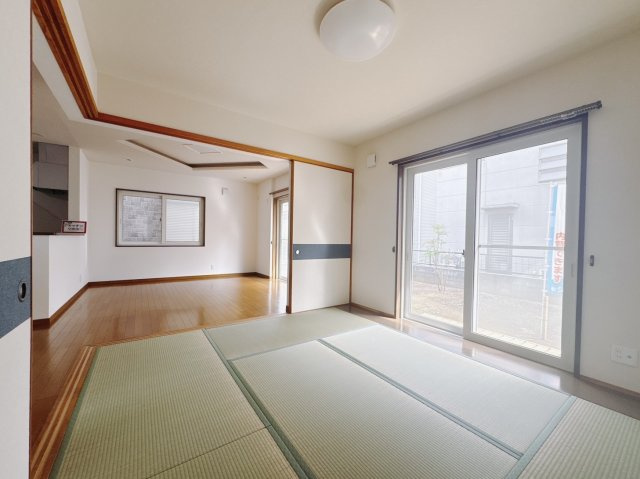 【中古戸建】邑楽郡大泉町朝日3丁目の和室|■和室｜和室を書斎にしたり、冬にはコタツを敷いて家族みんなで年越しをするのもいいですね。家族みんなのお気に入りの空間になります♪