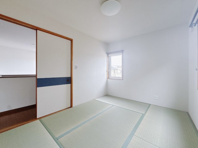 【中古戸建】邑楽郡大泉町朝日3丁目の和室|■和室｜扉付きの和室なのでプライベートな空間にもなります。ご両親がお泊りになっても、ぬくもりを感じられる和室でゆっくりとお寛ぎいただけます♪