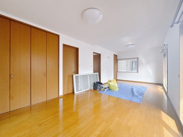 【中古戸建】邑楽郡大泉町朝日3丁目の洋室|■洋室｜「今日も一日お疲れ様」とご夫婦でゆったりくつろげる寝室。毎日の家事やお仕事に疲れた日はフカフカのベットで癒されてください。テレビや本棚をおいても快適な広さなのが自慢のお部屋です♪