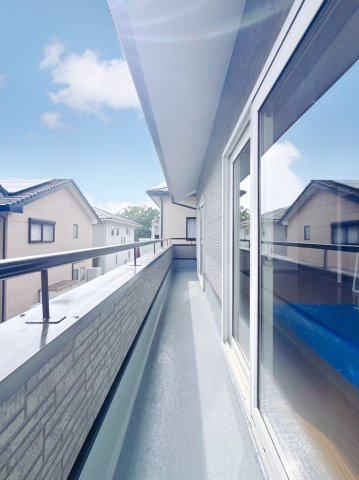 【中古戸建】邑楽郡大泉町朝日3丁目のバルコニー|■バルコニー｜あたたかな陽のひかりを浴びることのできるバルコニー。お洗濯物やお布団を干せば、家族みんなが気持ちよく暮らすことができます(*^^*)