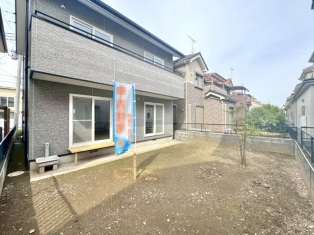 【中古戸建】邑楽郡大泉町朝日3丁目の外観|■外観｜ちょっとしたガーデニングや家庭菜園を楽しめる庭スペースがあり、日々の暮らしに彩りをプラスしてくれます。