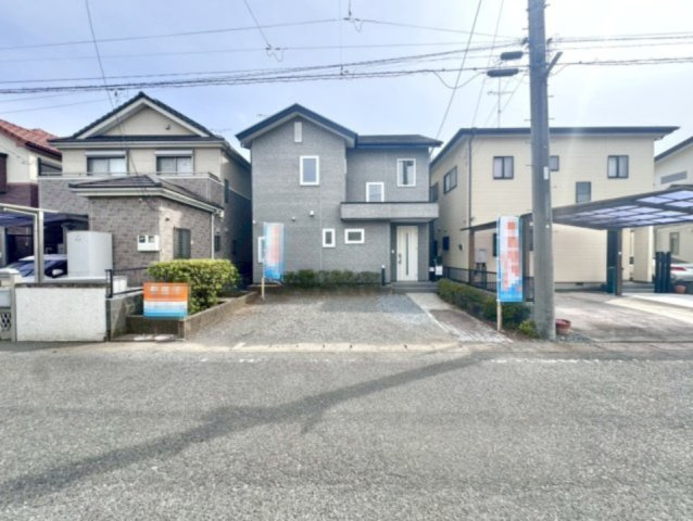 【中古戸建】邑楽郡大泉町朝日3丁目の外観|■外観｜庭付き一戸建てならお子様やペットが走り回っても大丈夫！伸び伸びと遊び、過ごすことができます♪