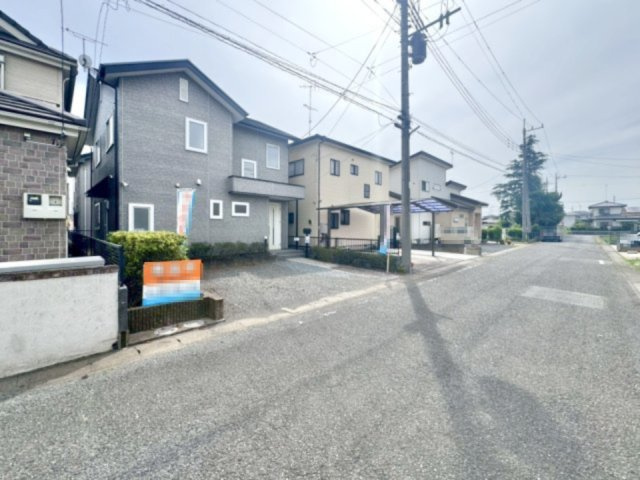 【中古戸建】邑楽郡大泉町朝日3丁目の外観|■外観｜周囲の見渡しが良く、車の出入りの際も安全確認がしやすいため、小さなお子様がいるご家庭でも安心です♪