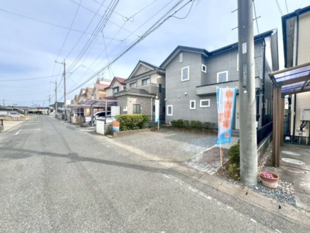 【中古戸建】邑楽郡大泉町朝日3丁目の外観|■外観｜道路幅にゆとりがあることで駐車もしやすく、来客時や複数台利用の際にもストレスを感じにくいのが魅力の一つです♪
