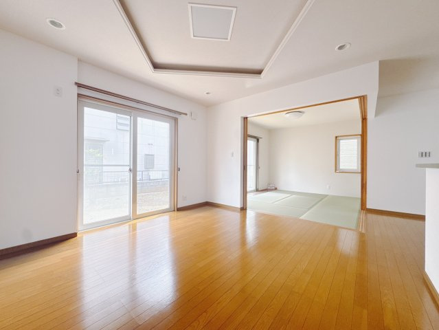 【中古戸建】邑楽郡大泉町朝日3丁目の居間・リビング|■リビング｜家族でゆったりくつろげる、居心地の良いリビング♪賃貸と違って、テレビや音楽の音を気にしなくて良いことが嬉しいですね(*＾＾*)