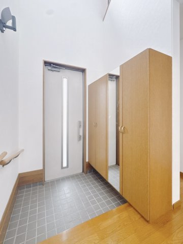 【中古戸建】邑楽郡大泉町朝日3丁目の玄関|■玄関｜収納豊富な玄関♪全身ミラー付き収納もあり、お出かけ前の身だしなみチェックもバッチリです！