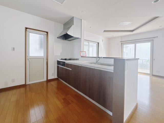 【中古戸建】邑楽郡大泉町朝日3丁目のキッチン|■キッチン｜お料理ができたら「これ運んで～♪」と手渡しが出来ます。対面キッチンなのでリビングと一体感があり、広々とした空間の中で楽しく食事やお菓子作りが出来ますね♪