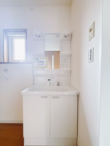 【中古戸建】邑楽郡大泉町朝日3丁目の独立洗面台|■洗面室｜大きな鏡と使いやすさがいっぱいの洗面化粧台。お手入れ簡単でいつもキレイに(*^^*)