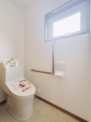 【中古戸建】邑楽郡大泉町朝日3丁目のトイレ|■トイレ｜自然光が入る落ち着いた空間で1階と2階にトイレがございます♪ついつい長居してしまいますね♪