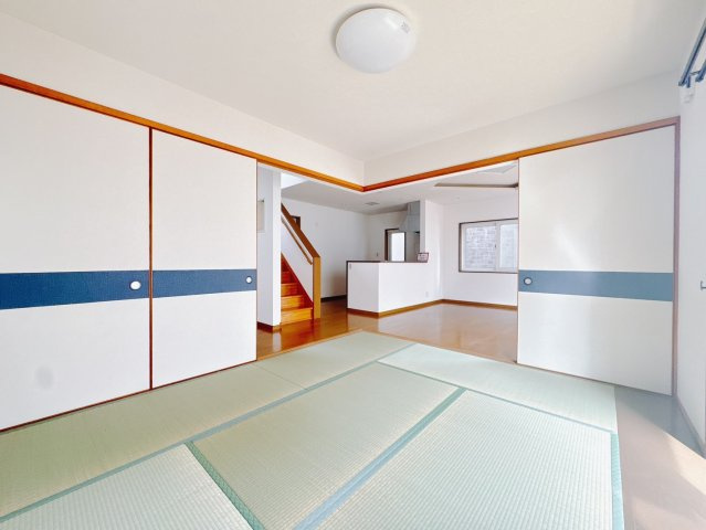 【中古戸建】邑楽郡大泉町朝日3丁目の和室|■和室｜「続き間の和室」は、戸を開ければ大空間、閉じれば個室として活用できるのでお子様の遊び場や客間としても便利です♪
