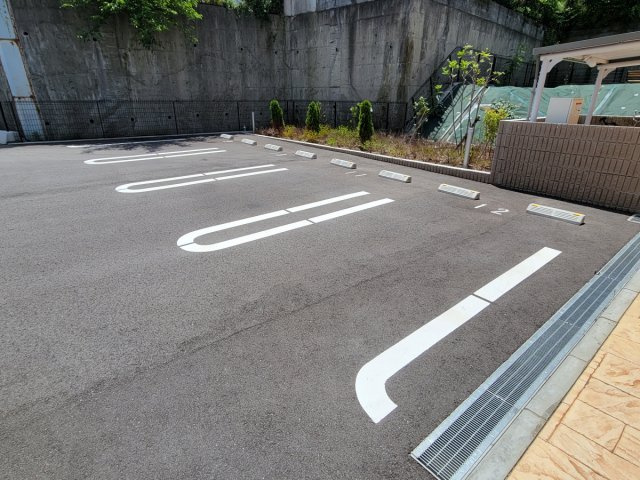 シャン・ド・プレールＢの駐車場