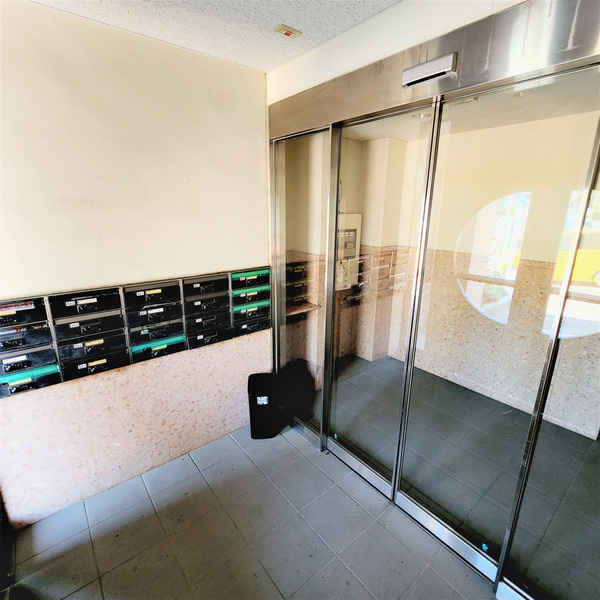 横須賀市汐入町４丁目の賃貸マンションのエントランス