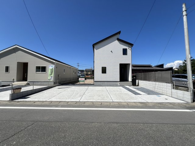 新築　富岡市富岡1期　LiGNAGE　１号棟の駐車場|現地写真　駐車スペースは並列3台分可能です！

