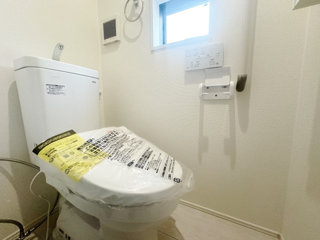 杉並区清水3丁目 限定1棟のトイレ|小窓を設け明るく快適なトイレ