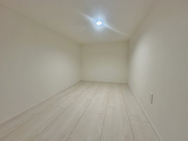 杉並区清水3丁目 限定1棟のその他|固定階段の小屋裏収納は足音が安定して安心です
季節衣類やご家族の思い出の品々の収納に便利です