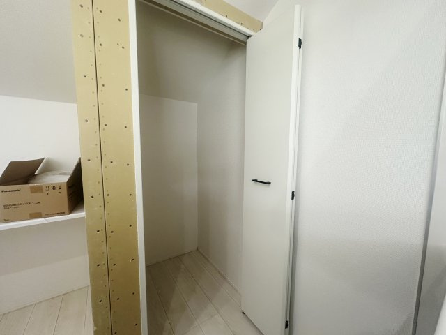 杉並区清水3丁目 限定1棟のキッチン|キッチン背面にはパントリーを設置
食料品や調理器具の収納に便利です