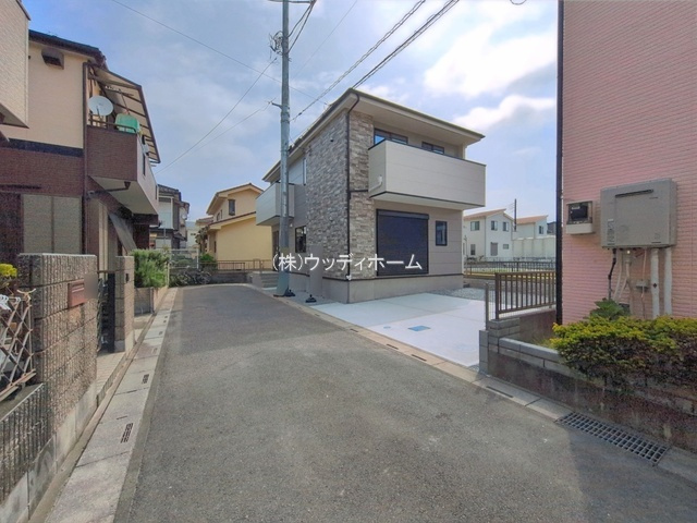 越谷市蒲生16期　新築一戸建ての前面道路含む現地写真