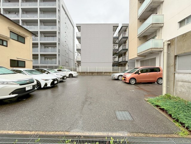 東三国フラッツの駐車場
