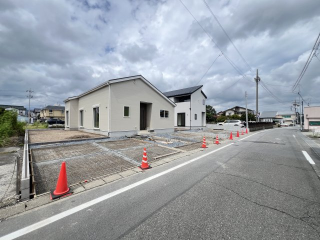 新築　富岡市富岡1期　LiGNAGE　2号棟の前面道路含む現地写真|現地写真　東側接道幅員約5.5ｍ