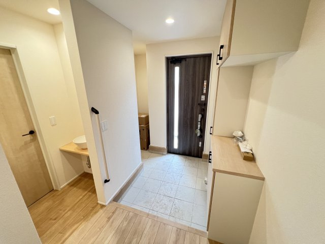新築　富岡市富岡1期　LiGNAGE　2号棟の玄関|　シューズインクロークと下駄箱があり、かなりの収納量が期待できます！							

