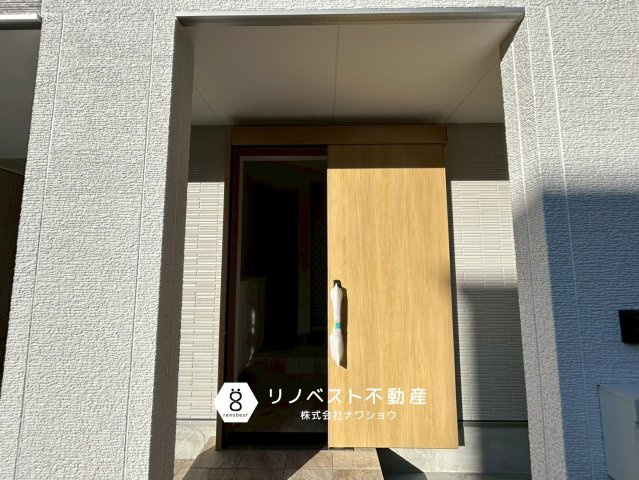 ヘレナガーデン花園東町WESTの外観|スライド式扉で荷物が多い時も楽々♪
