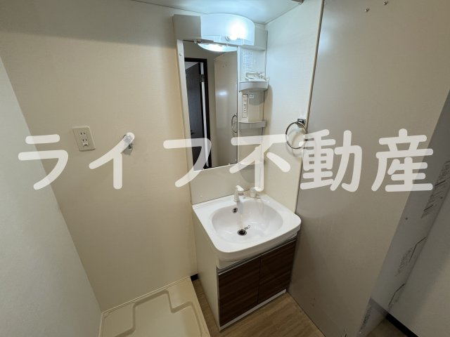 プリエール高井田の独立洗面台|独立洗面台、小物を置くことができて便利です