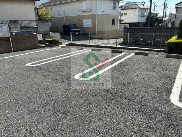 エストの駐車場