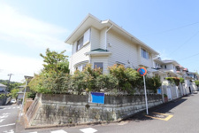 ー北と東に幅6ｍの道路に面した開放的な角地ー湘南鷹取６丁目中古戸建の画像