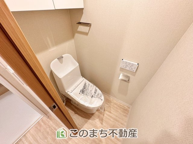 三番町ハイツのトイレ|（同社施工リフォーム例）壁付けリモコンタイプのウォシュレットです！