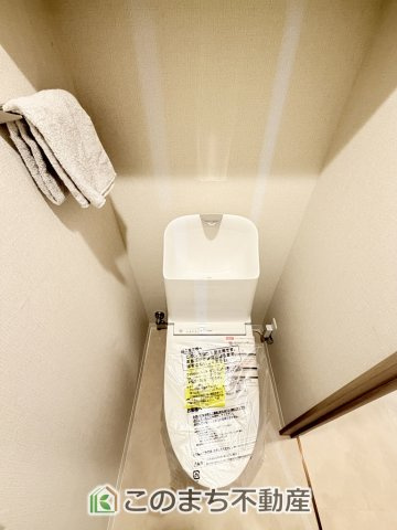 三番町ハイツのトイレ|（同社施工リフォーム例）壁付けリモコンタイプのウォシュレットです！