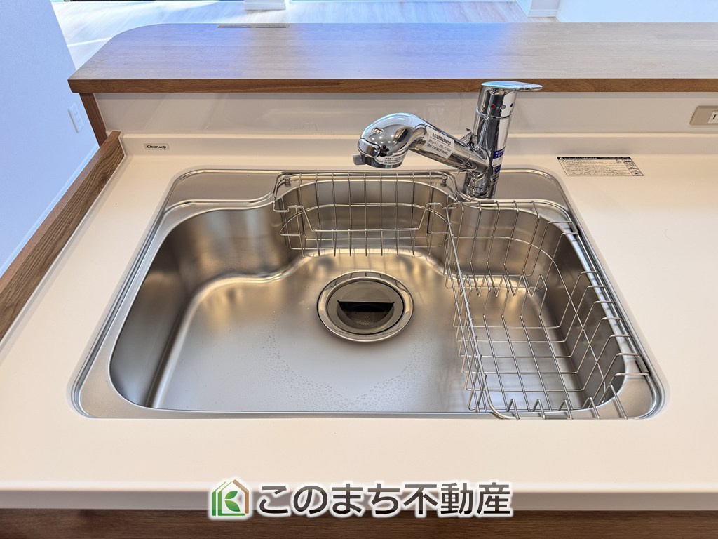 三番町ハイツのキッチン|（同社施工リフォーム例）ビルトイン型浄水器を内蔵したキッチン水栓。ワンタッチで浄水に切り替えが可能です。