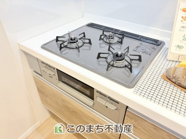 三番町ハイツのキッチン|（同社施工リフォーム例）ビルトイン型浄水器を内蔵したキッチン水栓。ワンタッチで浄水に切り替えが可能です。