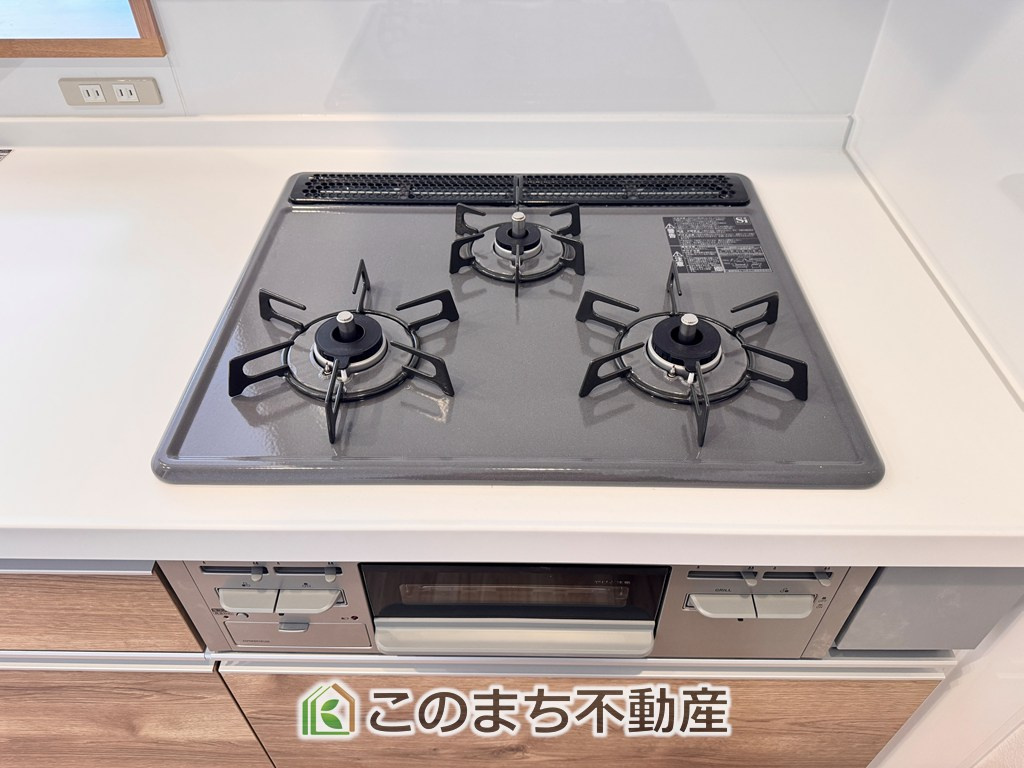 三番町ハイツのキッチン|（同社施工リフォーム例）三ツ口コンロ採用で、同時調理もスムーズ◎！お料理を並べられるカウンター付きで、配膳・片付けをサポート！リビングで過ごすご家族とコミュニケーションを楽しみながら作業可能です♪