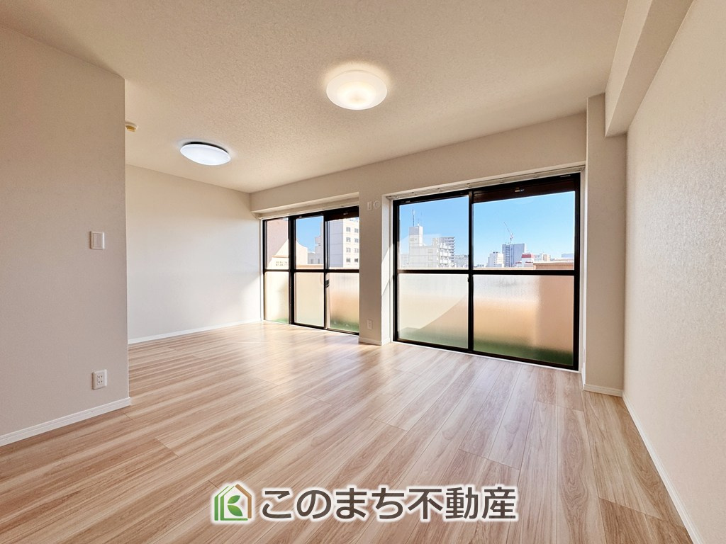 三番町ハイツの居間・リビング|（同社施工リフォーム例）南側から暖かな日差しが差し込みます♪キッチンからリビングの様子がよく見渡せます☆
