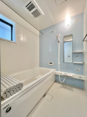 舞阪町弁天島 1期の浴室|淡いブルーがアクセントの広いバスルームはお子様と一緒にお風呂タイムを楽しめますね♫
