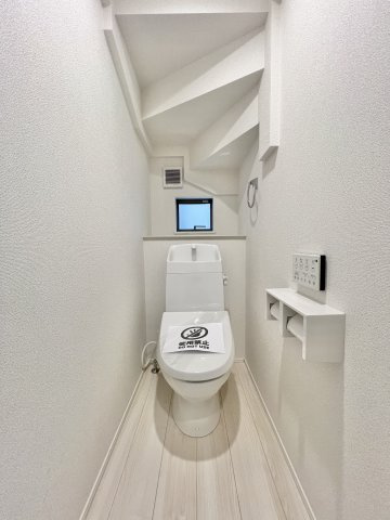 舞阪町弁天島 1期のトイレ|階段下を活用したトイレは清潔感のある白で統一されており各階にございます。