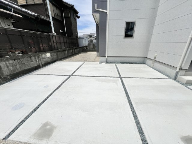 舞阪町弁天島 1期の駐車場|車種にもよりますが2台駐車可能となっております。