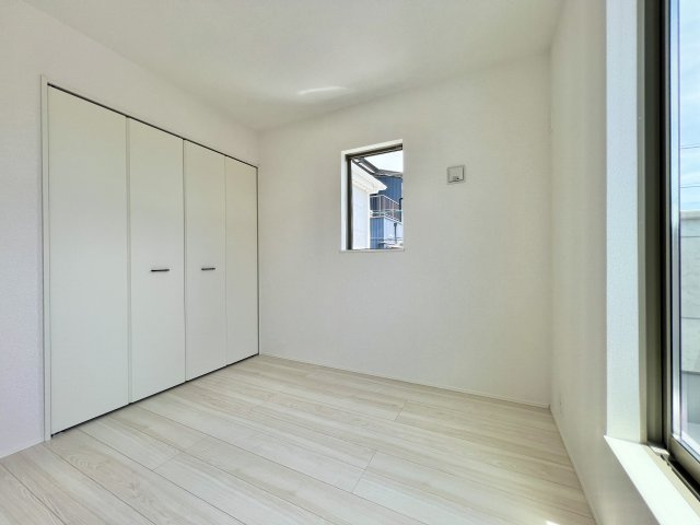 舞阪町弁天島 1期の洋室|2F 約5.0帖の洋室も二面採光で明るく風が通り抜ける気持ちの良い空間です。