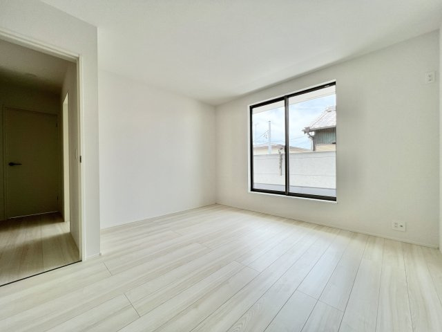 舞阪町弁天島 1期の洋室|2F 約8.2帖の洋室は広くバルコニーへ行き来できますので主寝室にいかがでしょうか♪