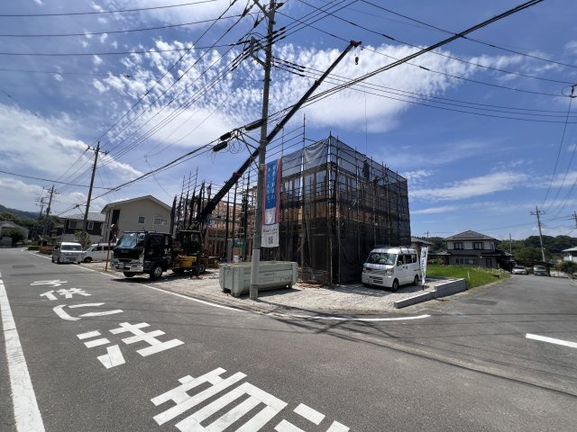 新築　高崎市吉井町神保第２　クレイドルガーデン　１号棟の前面道路含む現地写真|南東側接道幅員約5.9ｍ　北東側接道幅員約5.9ｍ