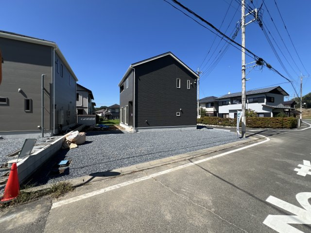 新築　高崎市吉井町神保第２　クレイドルガーデン　１号棟の前面道路含む現地写真|南東側接道幅員約5.9ｍ　北東側接道幅員約5.9ｍ